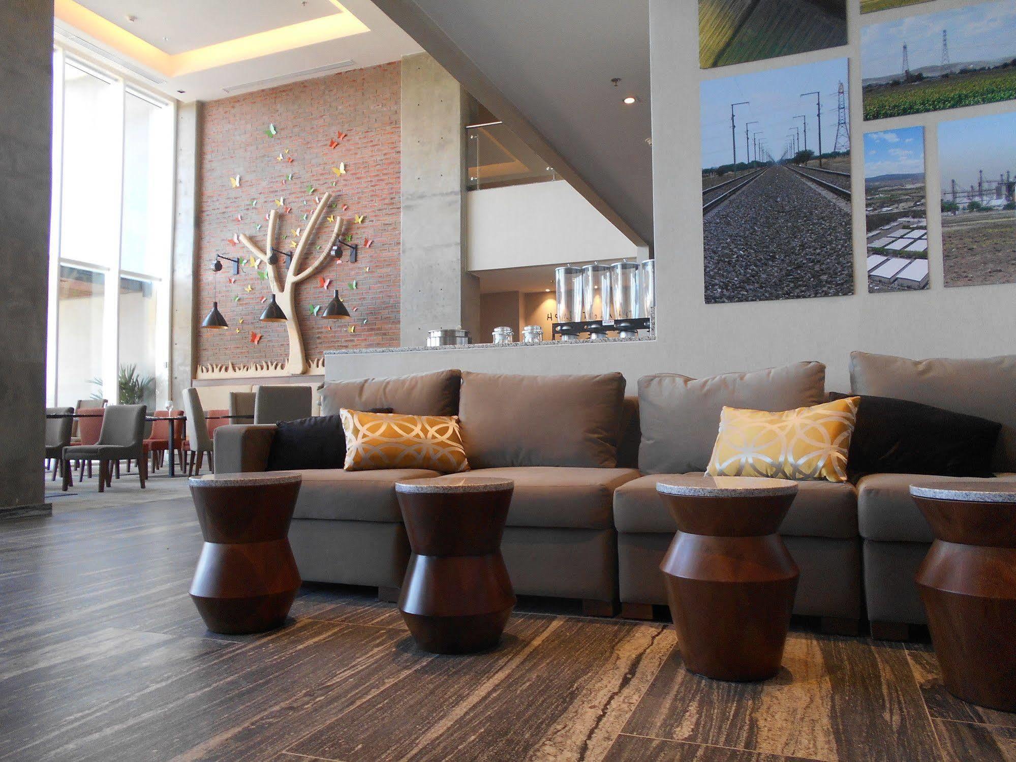 Fiesta Inn Suites Aeropuerto Del Bajio Silao Εξωτερικό φωτογραφία